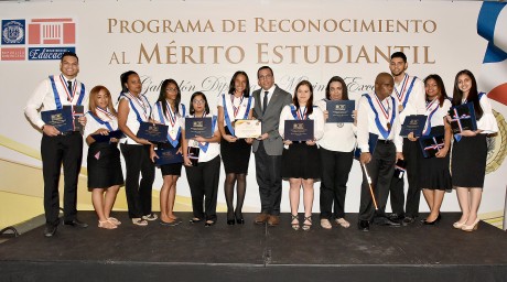  imagen Ministro Andr&eacute;s Navarro junto a estudiantes meritorios de todo el pa&iacute;s. 