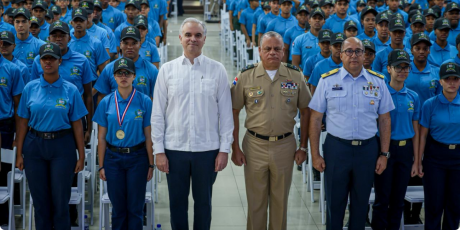  imagen El ministro de Educaci&oacute;n, Luis Miguel De Camps, recibi&oacute; un reconocimiento especial durante el acto de graduaci&oacute;n de la XXXVIII Promoci&oacute;n del Programa de Formaci&oacute;n en Valores, 