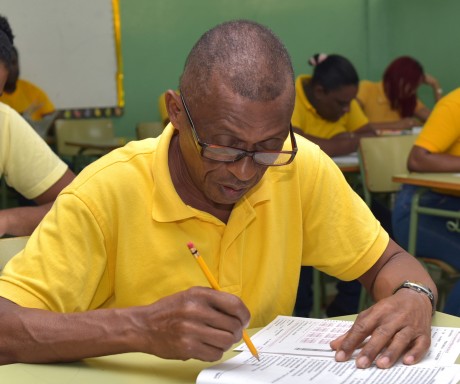  imagen Estudiante de modalidad adulta durante evaluaci&oacute;n. 
