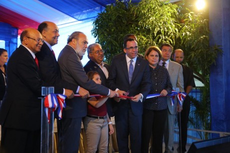  imagen Presiente Danilo Medina juto al Miinistro Andr&eacute;s Navarro y dem&aacute;s autoridades educativas y saludo cortando cinta dejando inaugurado tres centros educativos en la provincia Hermanas Mirabal 