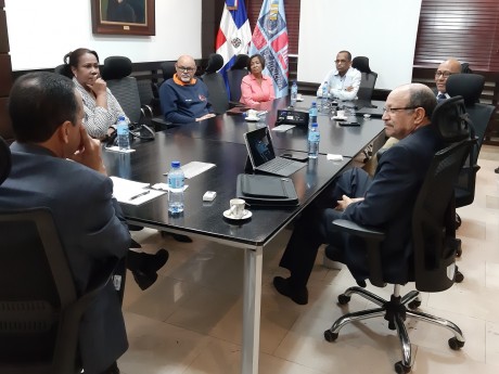  imagen El ministro de Educaci&oacute;n, Antonio Pe&ntilde;a Mirabal, Xiomara Guante, presidenta de la&nbsp;ADP, Ren&eacute; J&aacute;quez, director de INABIE; Henry Santos, director del Gabinete Magisterial e integrantes de la ADP. &nbsp;&nbsp;
&nbsp; 