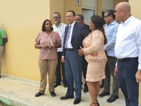  imagen Ministro&nbsp;de Educaci&oacute;n, Antonio Pe&ntilde;a Mirabal, realiz&oacute; un amplio recorrido por diversos centros educativos de Ver&oacute;n-Punta Cana y B&aacute;varo, donde convers&oacute; con la comunidad educativa sobre las necesidades prioritarias y llev&oacute; soluciones puntuales para ejecutarse en lo inmediato. 