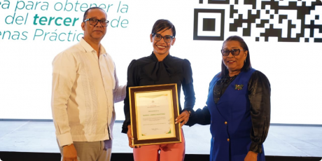  imagen El director de Inform&aacute;tica Educativa, Wilson Mateo hace entrega de los reconocimientos a los docentes&nbsp; 