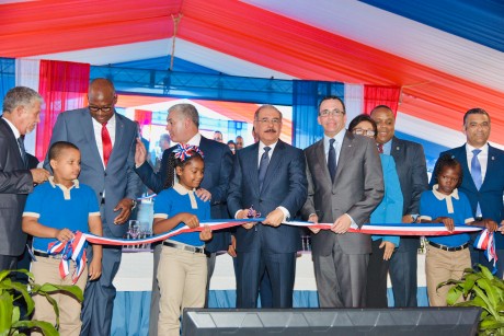  imagen Presidente Danilo Medina junto al Ministro Andr&eacute;s Navarro y dem&aacute;s autoridades educativas de pie cortando cinta dejando inaugurado nuevo plantel escolar en Santo Domingo Este 