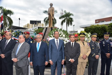  imagen El ministro de Educaci&oacute;n, acompa&ntilde;&oacute; al ministro de Interior y Polic&iacute;a, Jos&eacute; Ram&oacute;n-Monchy- Fadul, quien estuvo representando al presidente de la Rep&uacute;blica, Danilo Medina, en los actos que iniciaron con el enhestamiento de la Bandera Nacional y los &nbsp;honores de estilo, a cargo de una compa&ntilde;&iacute;a conjunta compuesta por cuatro pelotones del Ej&eacute;rcito de la Rep&uacute;blica Dominicana (E. R. D.), la Armada Dominicana (A. R. D.), la Fuerza A&eacute;rea Dominicana (FARD), la Polic&iacute;a Nacional (P. N.), y la Banda de M&uacute;sica Municipal, seguidos por la lectura de la Orden del D&iacute;a. 