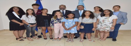  imagen Ministro de educaci&oacute;n junto a estudiantes meritorios residentes en Espa&ntilde;a. 