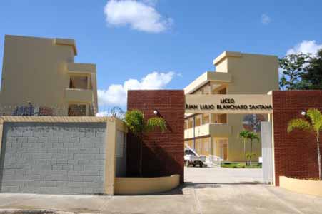  imagen La Revolución Educativa del Presidente Danilo Medina sigue en marcha, y esta vez vuelve al municipio San Antonio de Guerra, para entregar el Liceo Juan Lulio Aurelio Blanchard Santana
  