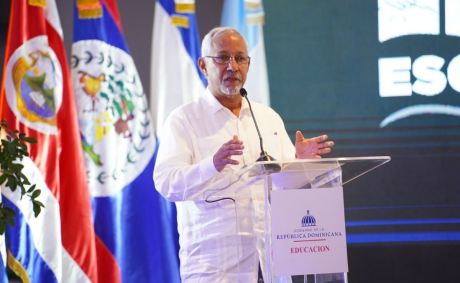  imagen Ministro de Educaci&oacute;n, &Aacute;ngel Hern&aacute;ndez. 