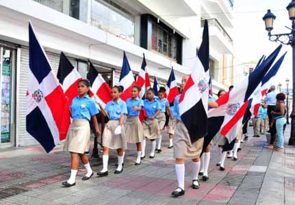  imagen Estudiantes durante caminata por el Conde, cada uno con Bandera Nacional en mano. 