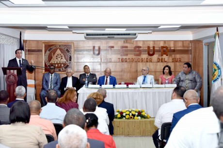  imagen Ministro Andr&eacute;s Navarro desde podium se dirige a&nbsp;todos los presentes en la actividad. 