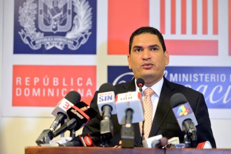  imagen Miguel Medina de pie parado en podium se dirige a medios de comunicaci&oacute;n 