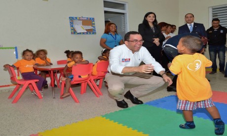  imagen Ministro de Educaci&oacute;n Andr&eacute;s Navarro junto a ni&ntilde;o especial 