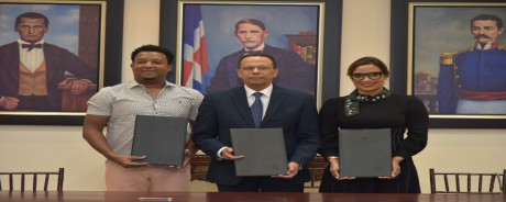  imagen Firmado de convenio entre el ministro de Educaci&oacute;n, Antonio Pe&ntilde;a Mirabal y el presidente de la fundaci&oacute;n, el ex astro de Grandes Ligas, Pedro Mart&iacute;nez. 