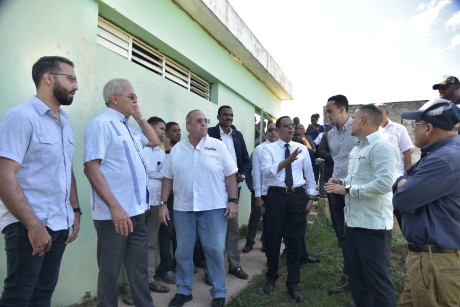  imagen Ministro de Educaci&oacute;n, Antonio pe&ntilde;a Mirabal y Senador Charli Mariotti supervisan trabajos. 