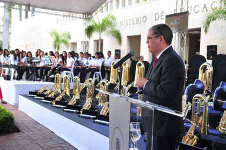  imagen Educación entrega instrumentos para primeras 36 bandas de música en escuelas de Tanda Extendida 