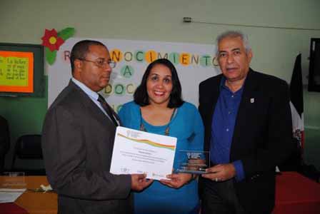  imagen Instituciones internacionales reconocen a maestra de Santiago 