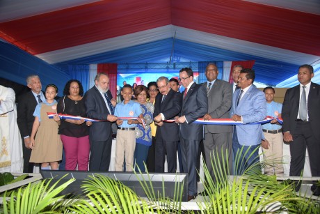  imagen Presidente Danilo Medina corta cinta junto al Ministro Andr&eacute;s Navarro y dem&aacute;s autoridades educativas, dejan inaugurado nuevo plantel escolar. 
