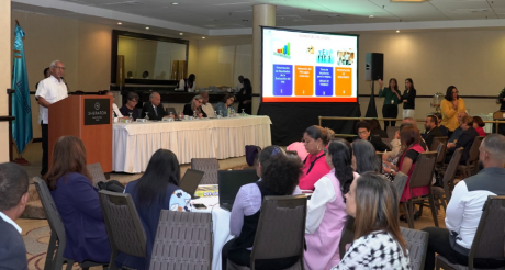  imagen Ministro de Educaci&oacute;n habla al p&uacute;blico presente. 