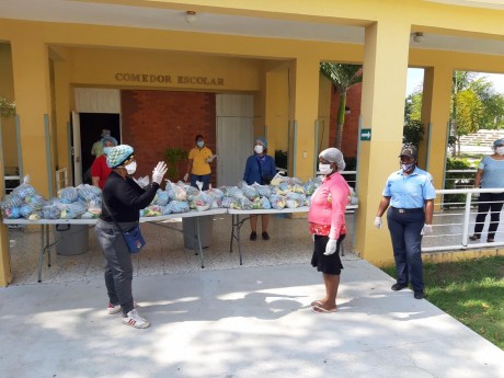  imagen Autoridades del MINERD entregan kits alimenticios 