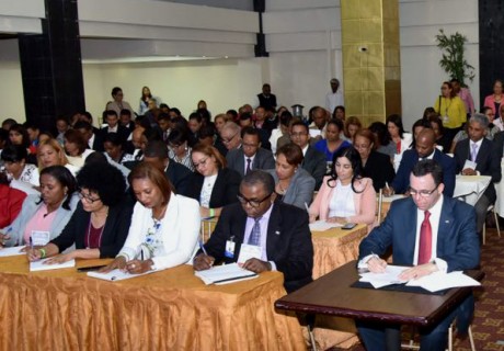  imagen Ministro Andr&eacute;s Navarro sentado junto a Directores Regionales y Distritales&nbsp; 
