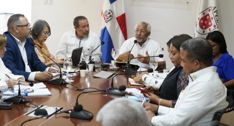  imagen Ministro de Educaci&oacute;n, &Aacute;ngel Hern&aacute;ndez, sentado reunido con directore sregionales y distritales 