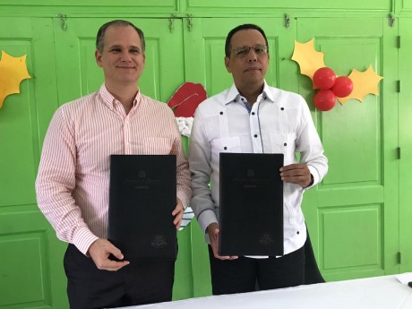  imagen El ministro Antonio Pe&ntilde;a Mirabal rubric&oacute; el convenio junto a Maikel Tadzio Vila Dumit, presidente de la entidad que acoge a ni&ntilde;os en condiciones vulnerables en esta provincia del Cibao.
&nbsp; 