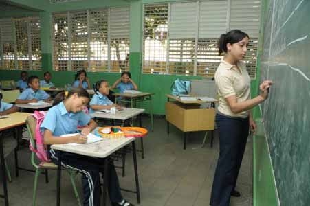  imagen Ministerio de Educación trabaja en dignificación de maestros, le otorga  más de 200 mil becas  e incrementa su salario todos los años 