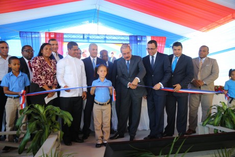  imagen Ministro Andr&eacute;s Navarro junto al Presidente Danilo Medina y dem&aacute;s autoridades educativas cortando cinta de inauguraci&oacute;n dejando entregado a toda la comunidad de Cristo Rey un moderno centro educativo 