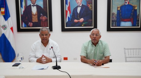  imagen Ministro de Educaci&oacute;n, &Aacute;ngel Hern&aacute;ndez sentado en mesa de di&aacute;logo junto a dem&aacute;s entidades&nbsp; 