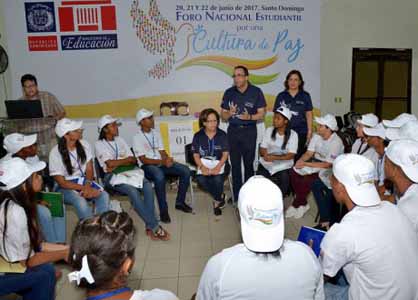  imagen Ministro Andr&eacute;s Navarro junto a grupo de estudiantes durante di&aacute;logo. 