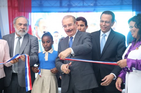  imagen &nbsp;Presidente Medina y Ministro Pe&ntilde;a Mirabal durante el corte de cinta en la inauguraci&oacute;n. 