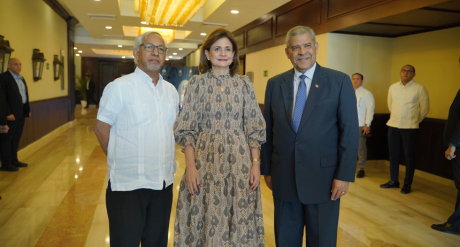  imagen La vicepresidenta de la Rep&uacute;blica Dominicana, Raquel Pe&ntilde;a&nbsp; junto a los ministros de Educaci&oacute;n, &Aacute;ngel Hern&aacute;ndez, y de Administraci&oacute;n P&uacute;blica, Dar&iacute;o Castillo Lugo. 