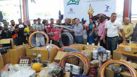  imagen Educación dona a Moca equipos y utilería deportiva con motivo de los Juegos Escolares Espaillat 2016 