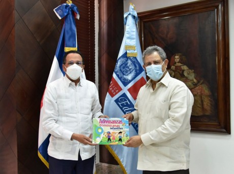  imagen La donaci&oacute;n literaria la recibi&oacute; el titular del MINERD, Antonio Pe&ntilde;a Mirabal,&nbsp; de mano del presidente del Consejo de Administraci&oacute;n de la Refiner&iacute;a Dominicana de Petr&oacute;leo, F&eacute;lix (Felucho) Jim&eacute;nez, se realiz&oacute; en el despacho del ministro de Educaci&oacute;n.
&nbsp; 
