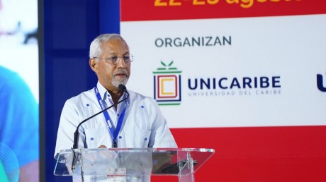  imagen Ministro de Educaci&oacute;n,&nbsp; &Aacute;ngel Hern&aacute;ndez habla a los presentes. 