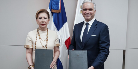  imagen ministro de Educaci&oacute;n, Luis Miguel De Camps Garc&iacute;a, junto a la presidenta de Sur Futuro, Melba Segura de Grull&oacute;n 