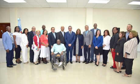  imagen Minitro Andr&eacute;s Navarro de pie junto a representastes de la Mesa de Di&aacute;logo 