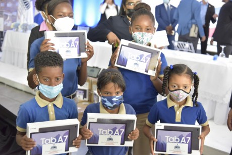  imagen Estudiantes con sus tablets 