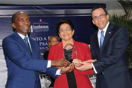  imagen Ministro Andr&eacute;s Navarro y Director Ejecutivo&nbsp;Andr&eacute;s de las Mercedes mientras entregan reconocimiento a Directora&nbsp;Ana Dolores Guzm&aacute;n. 