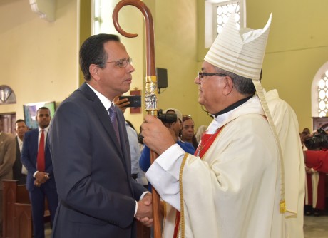  imagen Ministro Antonio Pe&ntilde;a Mirabal&nbsp;y monse&ntilde;or Benito &Aacute;ngeles se estrechan la mano. 
