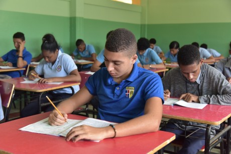 imagen Estudiantes tomando las pruebas nacionales 