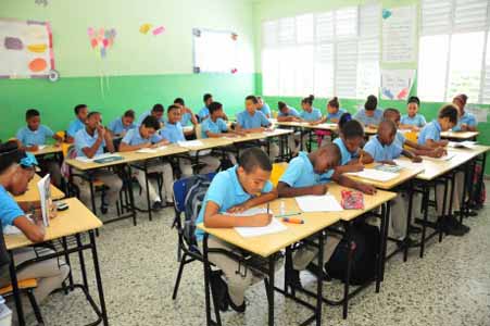  imagen Grupo de estudiantes en aula, escriben Carta a patricio Francisco del Rosario S&aacute;nchez. 