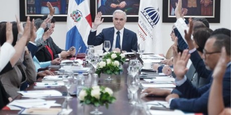  imagen Foto del ministro De Camps sentando en el salon Ercilia Pepin 