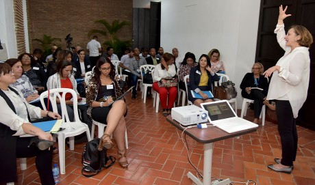  imagen Presentes en la actividad sentados durante encuentro. 