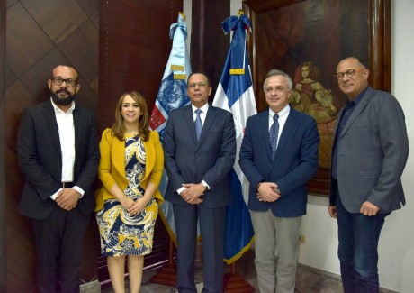  imagen En la reuni&oacute;n participaron, adem&aacute;s, Antonio Pe&ntilde;a Mirabal, ministro de educaci&oacute;n, Jos&eacute; Antonio Rodr&iacute;guez, embajador dominicano ante la UNESCO; Karen Ricardo, directora ejecutiva de la Direcci&oacute;n General de Programas Especiales de la Presidencia (DIGEPEP), y Horacio Medrano, director del Plan Nacional de Alfabetizaci&oacute;n Quisqueya Aprende Contigo.
&nbsp; 