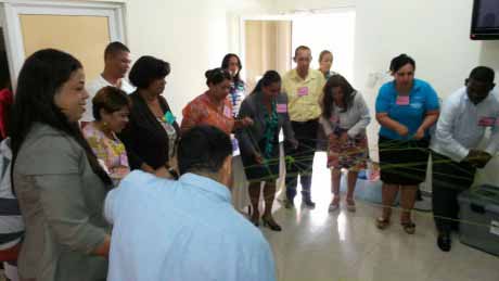  imagen Participantes durante participanci&oacute;n en din&aacute;mica "tela de ara&ntilde;a". 