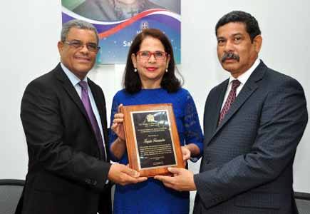  imagen Entrega de placa a&nbsp;&Aacute;ngela Hern&aacute;ndez Pe&ntilde;a. 