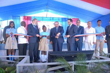  imagen Presidente Danilo Medina mientras corta cinta en acto de inauguraci&oacute;n; a su lado izquierdo el Ministro Andr&eacute;s Navarro. Le acompa&ntilde;an otras personalidades. 