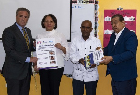  imagen Ant&oacute;n Tejeda, presidente de la AINEP recibe material preventivo por coronavirus de la mano de la&nbsp;directora de Centros Privados del MINERD, Susana Michell y&nbsp;el doctor Ubardino Jaques, director de la Oficina Coordinadora de la Gesti&oacute;n Descentralizada del Ministerio de Salud P&uacute;blica. 