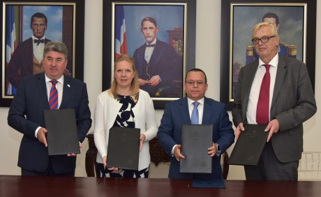  imagen Autoridades del&nbsp;Ministerio de Educaci&oacute;n (MINERD), Cambridge University Press (CUP) y Cambridge Assessment English (CAE) durante la firma del acuerdo. 